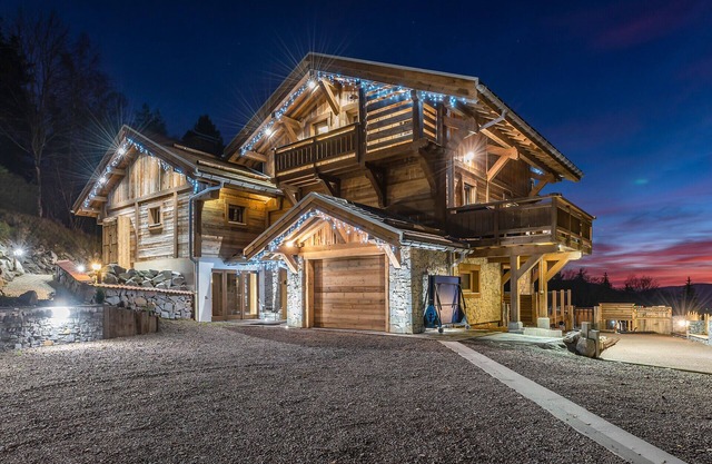 * NEW * CHALET "UNDER THE ROCK" 14 PERS - SAUNA, SPA, POOL, CINEMA, DISCO