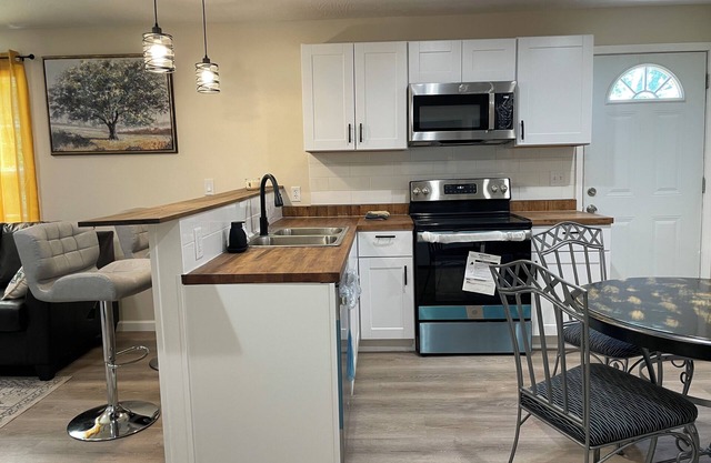 New & Charming 3-bedroom bungalow with WiFi and AC in Springfield Central