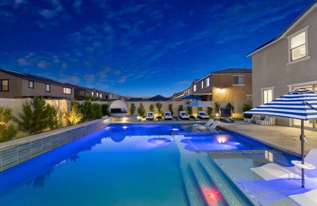 *New Coachella Chill 6BR Massive Pool and Hot Tub