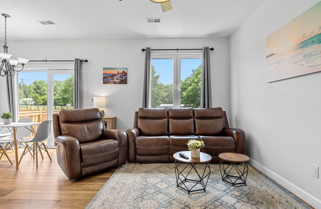 New duplex; sleeps 6! Pet friendly! Perfect for traveling medical and families!