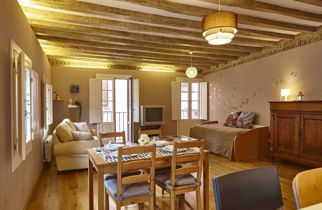 New flat in the old town, 2min from the beach and port. Free Wifi