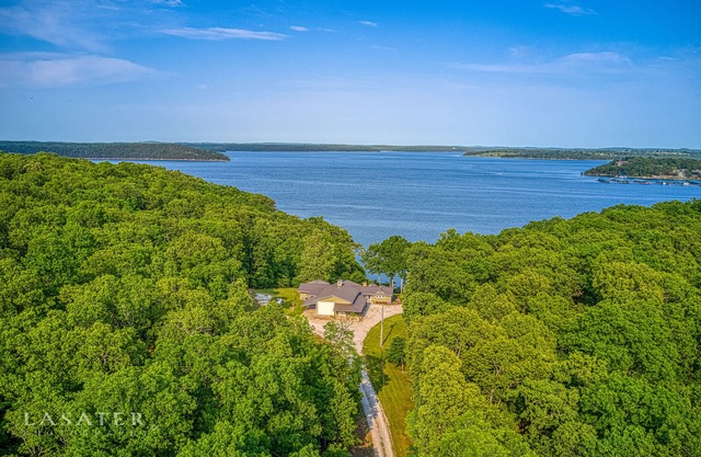 New! Gorgeous 3bd 2bth LAKEFRONT House on Bull Shoals! Pet Friendly!