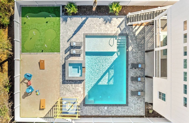 New Home w/Htd Pool & Spa,Elevator, Putting Green, Gameroom