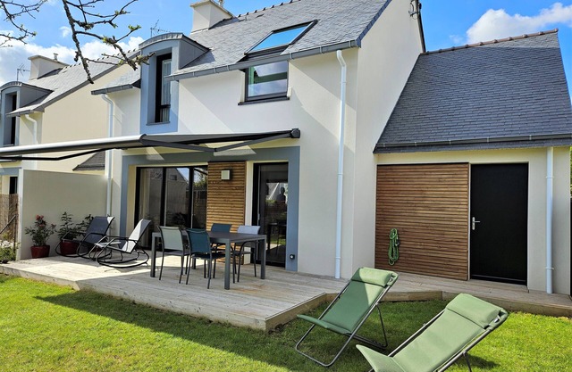New house for 5 people, 300 meters from the beach!