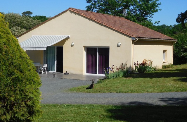 New house, quiet, heated pool, 110m2, 12, SARLAT, FREE WIFI.