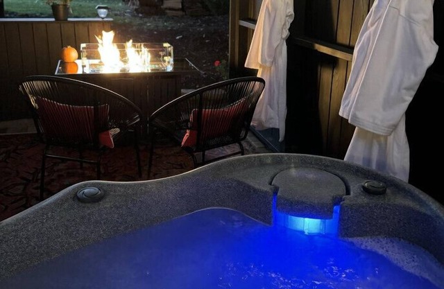 New King Guest Suite with Hot Tub, Fire Table & Private Deck!