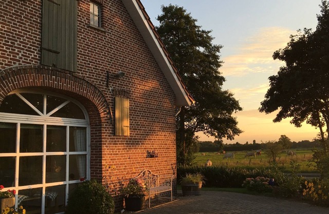NEW/Landhaus Grandma Muh with 2 exclusive apartments a. very large property/near Dangast
