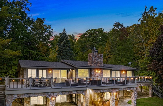 New Listing! 20% OFF! Burt Lake-Lakefront-Huge Deck & Yard-Fire Pit