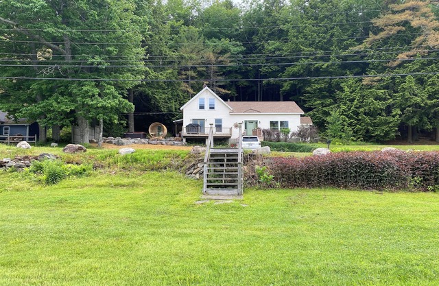 New listing. Charming 3-bedroom lake house in Orrington WiFi, Hot tub, and Sauna