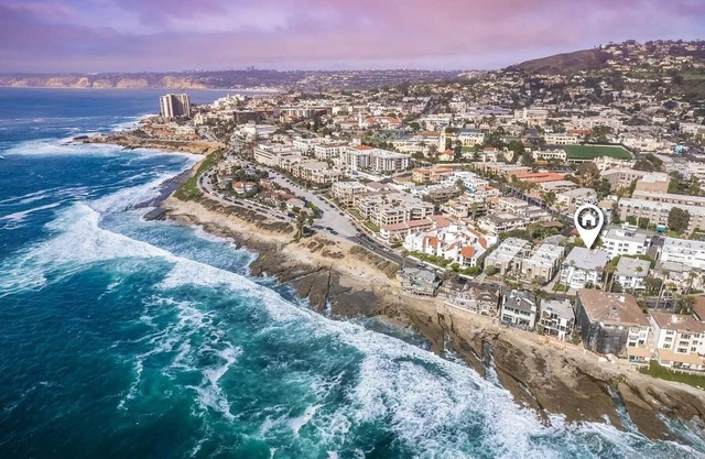 New lower rates amazing 1 bd condo - Walk to beach and village.
