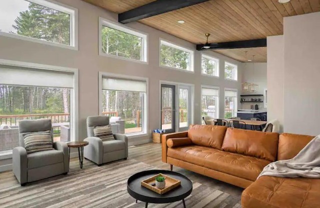 New luxurious 3 BR w/hot tub. Mins to Clear Lake!