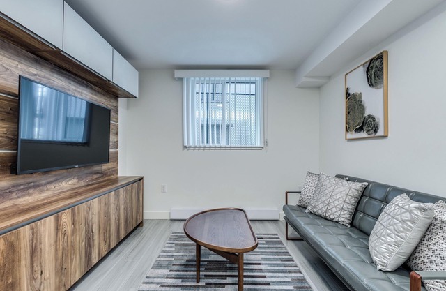 NEW - Luxury - 1 Bedroom - Walk to the Beach - 1168 Pendrell