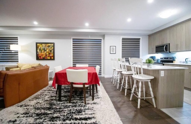 New! Luxury! 3 Bdrm / 3Bed/2.5 Bath North London