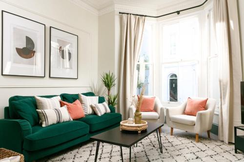 NEW LUXURY for 2024 - Central Plymouth House - Sleeps 10 - Access to Plymouth Town - Close to The Barbican - Pets welcome - Parking Available - By Luxe Living by Sophia