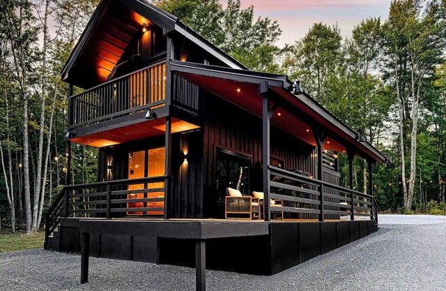 NEW Luxury Getaway Chalet -Hot tub/Sauna and More!