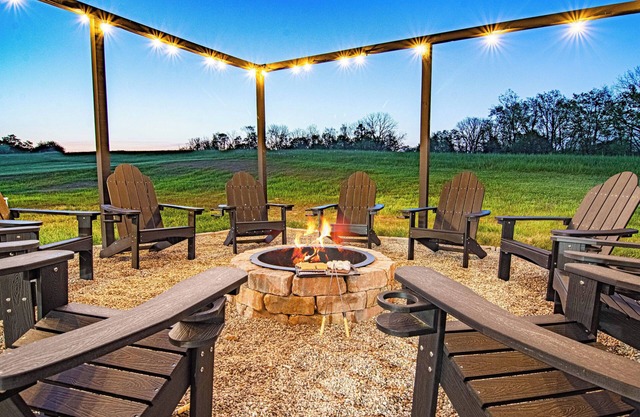 NEW! Mins to Distilleries! Hot tub, Game Room, Firepit, Luxury, 5-Acres!
