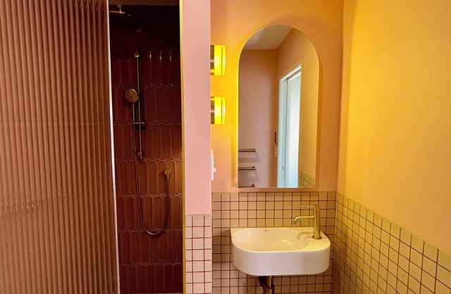 New modern retro unit close to town with mountain views