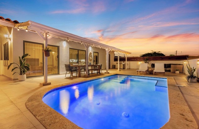 NEW! Private Pool, AC, BBQ, VIEWS, 7 minutes from the Beach!