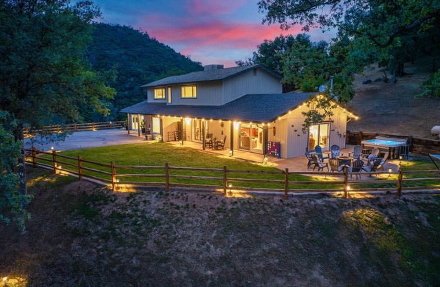 New! Rivertop Hideaway with big views/spa/games/privacy!