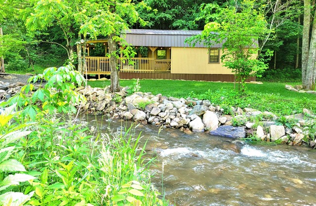 New Smoky Mountain Tiny Cabin on Bold Stream with Hot Tub.