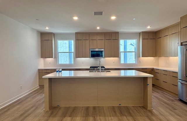 new spacious 4-bedroom townhome in lovely San Diego with WiFi, AC, fitness room