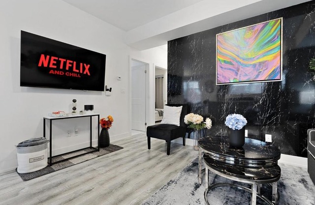 NEW Stylish 2BR Suite With Sofa Bed, 7 Mins to Niagara Falls and Sleeps 6