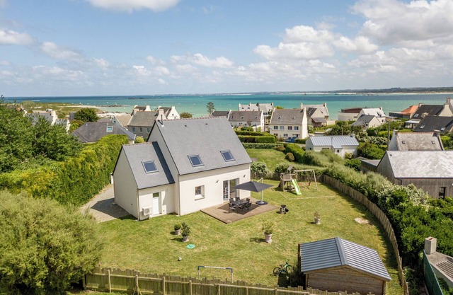 New villa 100 m from the beach, 4 bedrooms, enclosed grounds.