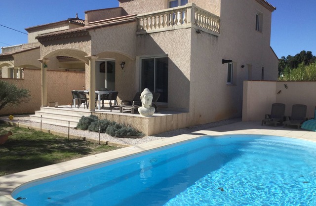 New villa in quiet enclosed area superbly equipped private heated pool 5km beach