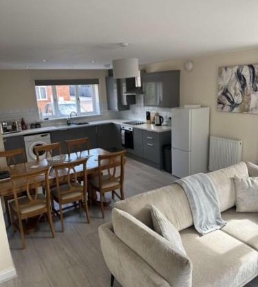 Newark area - modern 3 bedroom semi with free off road parking for 2 vehicles