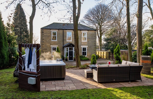Newcastle & Durham 15 minutes. Hot-tub luxury