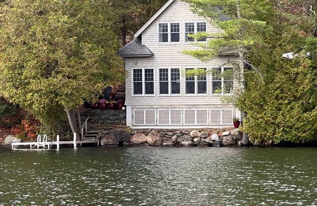Newer One bedroom cottage at water's edge on Lake St. Catherine with kayaks
