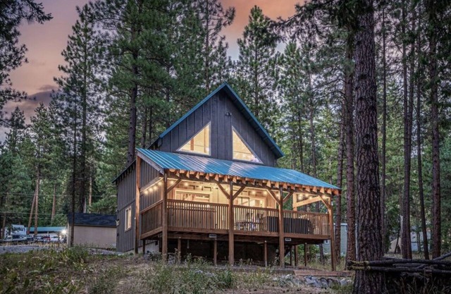 Newly owned Cabin w/private hot tub, A/C & covered deck - Dog Friendly!