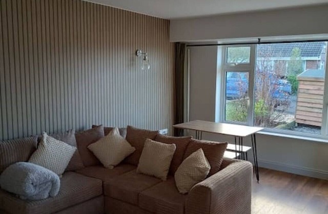 Newly refurbed 2 bedroom bungalow and free parking