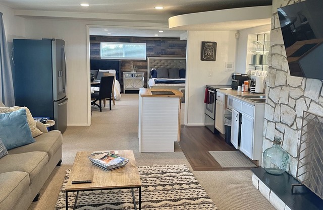 Newly remodeled Mountian Hill Top City Light Views close to top ski resorts !