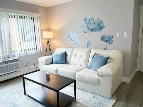 Newly Renovated - Beautiful 5 Star Apartment