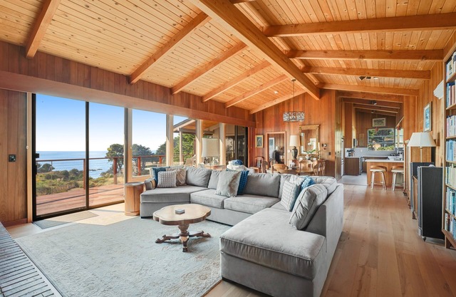 Newly-renovated, dog-friendly, oceanfront retreat with fireplace - near downtown