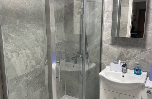 Newly Renovated 3-Bed Home: Ideal for Families & Groups with easy city access