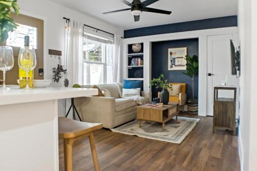 Newly Renovated Gem Mins to Convention Center, Beaches and Downtown LB A