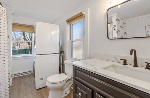 Newly renovated spacious 2 bed 1 bath apartment, great location