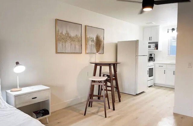 Newly renovated studio apartment 1 mile to HWY 99