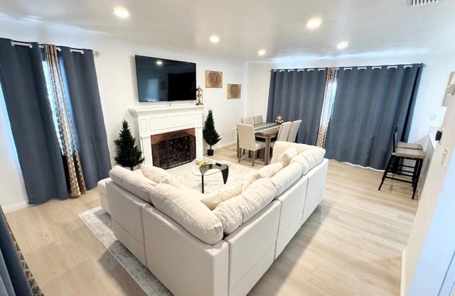 Newly renovated, warm home with 4 bedrooms, 14 miles from Disney