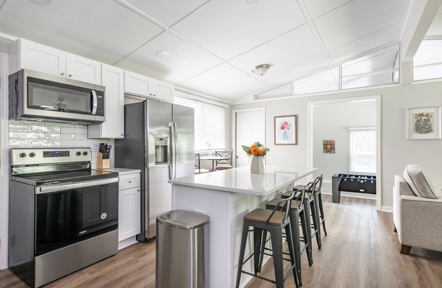 Newly Renovated Woodstock Cottage - Great location- Pet Friendly