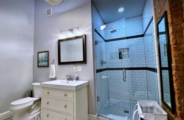 NEWPORT INN #4 - NO CLEANING FEES! FREE PARKING! WALK TO GAMES AND CONCERTS!