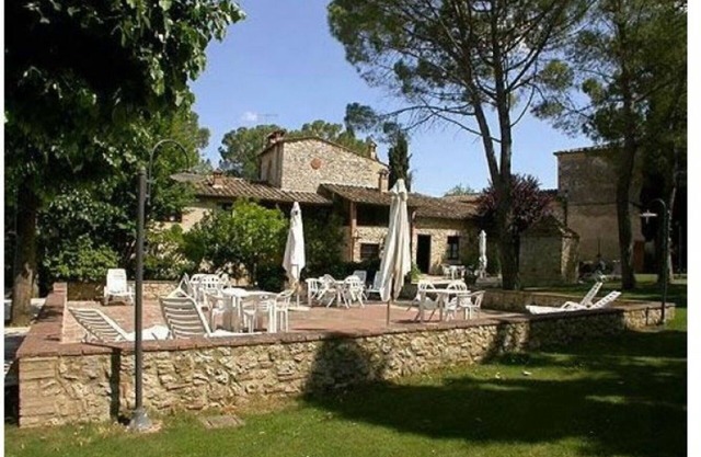 Nice apartment in villa for 4 people with pool, TV, patio, pets allowed and parking