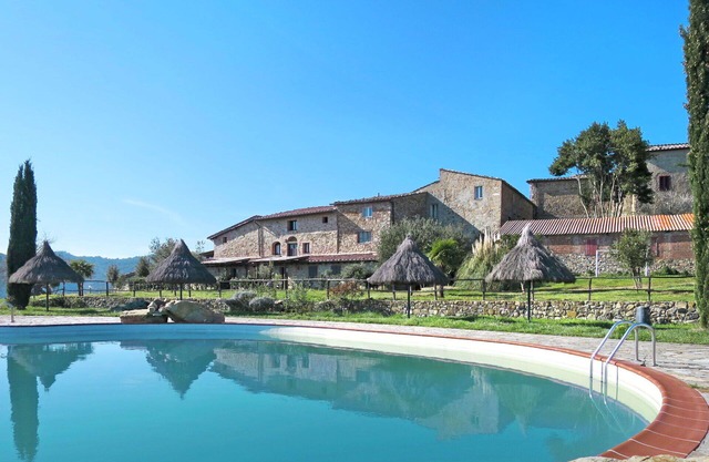 Nice apartment in villa for 4 people with A/C, pool, patio, pets allowed, panoramic view and par.