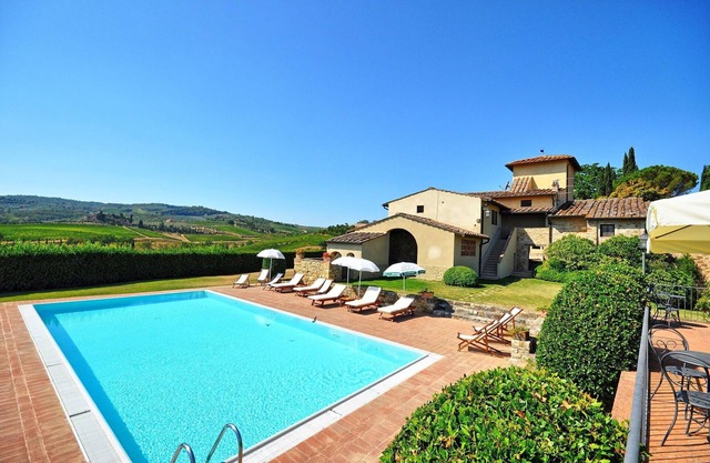 Nice apartment with WIFI, A/C, pool, TV, pets allowed and parking, close to Greve In Chianti