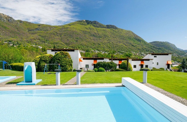 Nice apartment for 4 people with WIFI, pool, TV, patio, pets allowed, panoramic view and parking