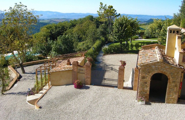 Nice apartment for 6 guests with WIFI, pool, TV, pets allowed and parking, close to San Gimignano
