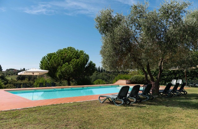 Nice apartment for 8 guests with hot tub, WIFI, pool, pets allowed and parking