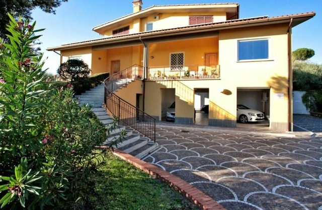 Nice apartment in villa for 4 guests with WIFI, TV and parking, close to Rome